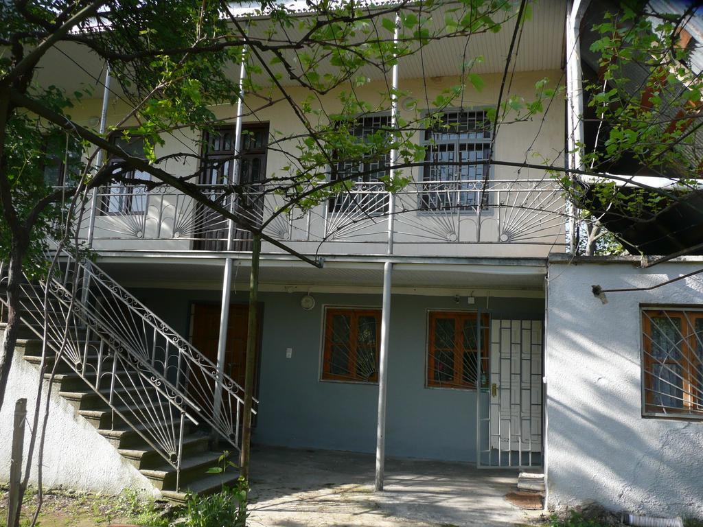 Gvirilas Sakhli Guest House Khashuri Exterior photo